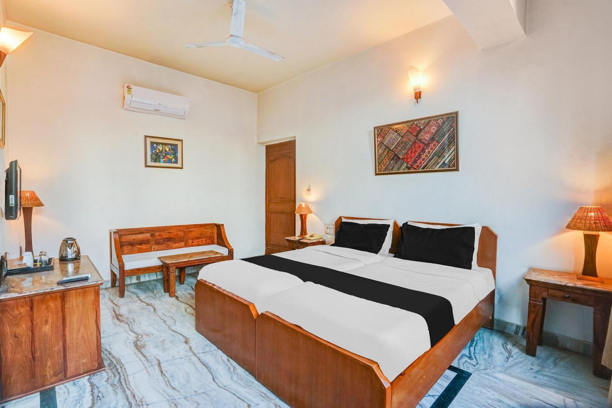 Super Hotel O Sansarchandra Road Formerly Luna Rosa Джайпур Екстериор снимка
